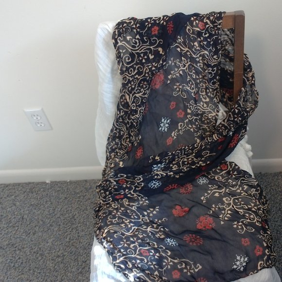 Beautiful autumn style scarf is perfect condition - Picture 2 of 5